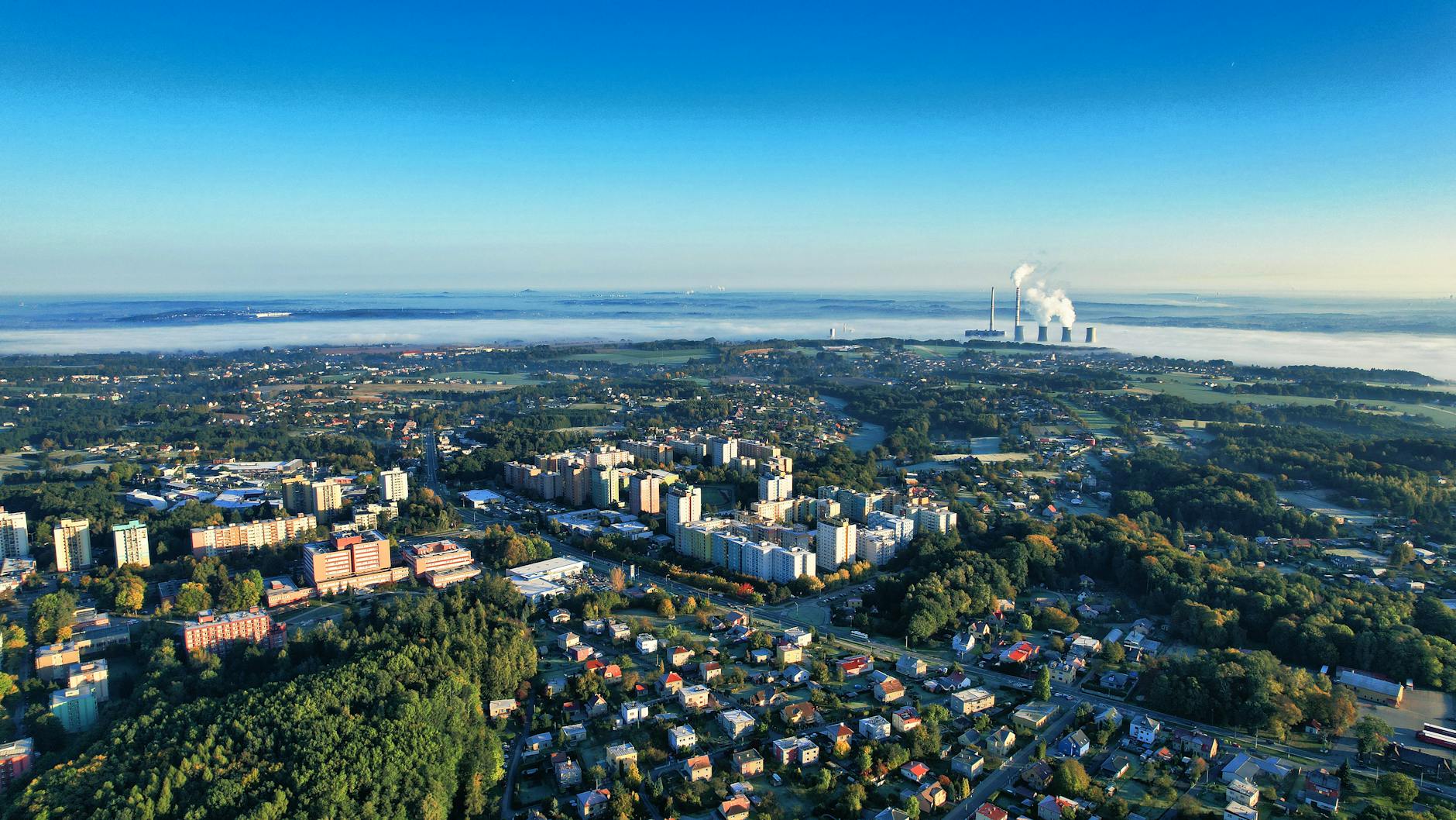 Ilustracja przedstawiająca czujnik jakości powietrza w Jastrzębiu-Zdroju wskazujący wysokie stężenie pyłów PM2.5