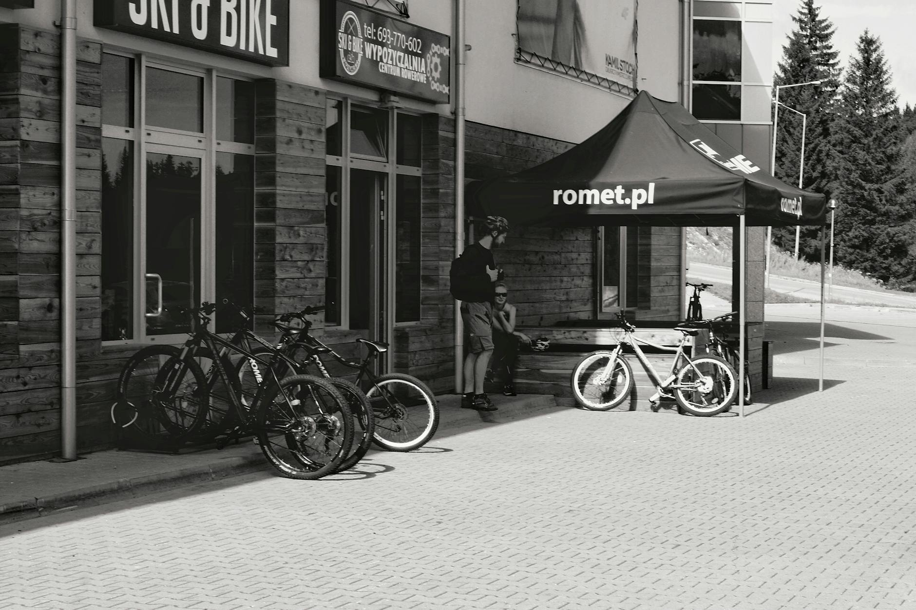 Ilustracja symbolizująca Jastrzębie-Zdrój: połączenie sukcesu edukacyjnego uczennicy i napięć w Jastrzębskiej Spółce Węglowej.